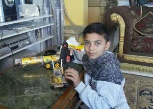الطفل عمر ابتكر ألعابا من علب الكانز: "عايز أكون مهندس طيران"