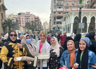 أقباط الإسكندرية يوزعون هدايا على المسلمين في عيد الفطر: «كحك وكيس ألعاب»