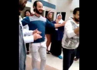 فيديو| أطباء يرقصون على أنغام "شيك شاك شوك" داخل أحد المستشفيات
