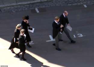أول ظهور لـ هاري مع عائلته في جنازة فيليب.. وميجان تتابع من كاليفورنيا