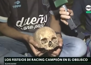 "جنون الكرة" يصل ذروته في الأرجنتين.. مشجع يُخرج "جمجمة" جده من القبر