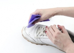 كيفية تطهير الأحذية قبل الدخول إلى المنزل للوقاية من فيروس كورونا