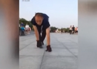 فيديو.. رجل صيني يسير مثل القرود منذ 30 سنة لسبب غريب