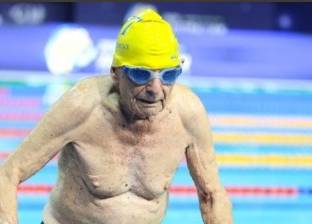 بالصور| سباح عمره 100 عام يسجل رقما قياسا عالميا
