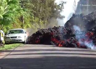 بالفيديو| بركان "كيلاوي" يزحف على الطريق ويلتهم السيارات والمنازل