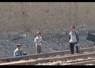 فيديو صادم.. أطفال يفكون قضبان السكك الحديد بمفاتيح إنجليزي