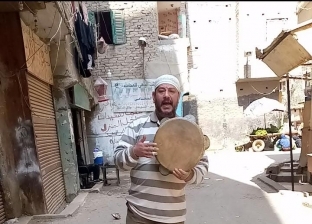 بالإنشاد الديني والأغاني الرمضانية.. «محمد» ينشر البهجة في شوارع فيصل