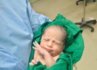 ولادة طفل من أم مريضة كورونا في مستشفى عزل: صحته كويسة وأهله استلموه