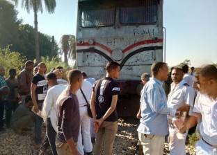 بالفيديو| سائق يوقف القطار لشراء "بلح" في مزلقان بكفر الشيخ