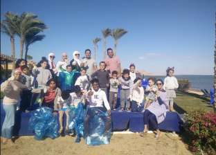 نزلاء قرية سياحية يجمعون "البلاستيك" من الشواطئ حفاظا على البيئة