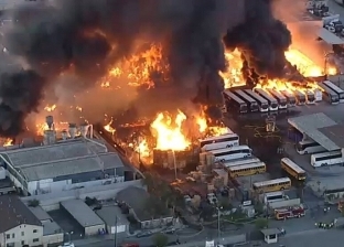 رعب في كاليفورنيا.. حريق ضخم يلتهم المنطقة الصناعية (فيديو)