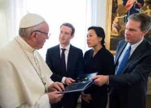 مؤسس "فيسبوك" يلتقي بابا الفاتيكان ويقدم له هدية