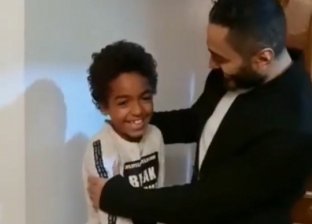 فيديو.. تامر حسني يفاجىء طفل صغير بزيارته في منزله