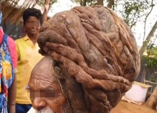 فيديو.. طوله 7.3 متر.. رجل هندي لم يقص شعره منذ 95 سنة