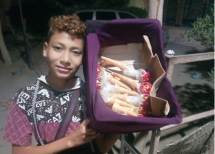 طفل يبيع فريسكا في شوارع بنها لتسديد قرض والده: الرجولة مش بالسن