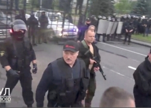 رئيس بيلاروسيا يظهر مجددا ببندقية كلاشينكوف أمام المحتجين