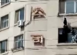 بالفيديو| لحظة إنقاذ طفلة حاولت الخروج من نافذة منزل في الطابق الـ5