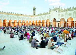 ساحة «الأزهر» فى رمضان: أدعية وذكر.. ومسلمون من كل الجنسيات يتلون القرآن.. وشباب يعدون موائد الإفطار