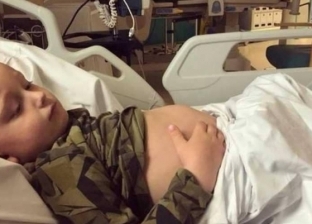 قبل وفاته بساعات.. طفل مريض بالسرطان يعتذر لأمه