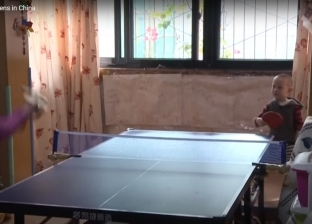 طفل عمره 3 أعوام ينافس "الكبار" بشراسة في كرة الطاولة (فيديو)