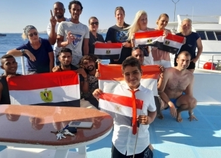 سائحو الغردقة يشاركون في الاحتفال بذكرى "نصر أكتوبر" برفع علم مصر