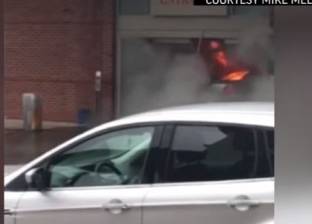 بالفيديو| أمريكي يصدم سيارته في مستشفى ويضرم النار في نفسه
