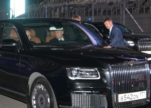 بالفيديو والصور| الرئيس السيسي يستقل سيارة بوتين الجديدة