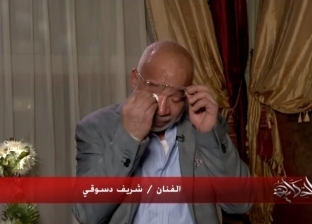 شريف دسوقي يبكي على الهواء: «عيب.. أنا متربي في بيت عائلات» (فيديو)