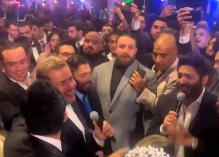 عمرو دياب يغني «يا أنا يا لأ» مع تامر حسني في حفل زفاف أحمد عصام