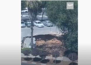 انهيار أرضي يبتلع سيارات أمام مستشفى في القدس «فيديو»