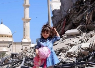«عيد برائحة الدمار».. طفلة فلسطينية تحمل عروستها وسط دمار قصف الاحتلال
