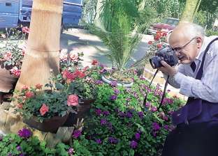 مهندس هوايته تصوير الزهور.. شوف «فريد» واتعلّم