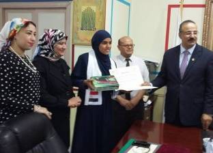 "تعليم بني سويف" تهدي طالبة "تابلت" لفوزها بمسابقة تحدي القراءة العربي