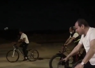 فيديو.. السيسي يتجول بـ«الدراجة» في العلمين ويستمع لمطلب أحد المجندين