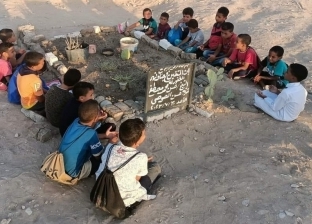 أطفال يتلون القرآن على قبر معلمهم في قنا.. تجمعوا حوله وبكوا بحرقة