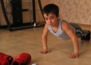 "شوارزنيجر الشيشان".. طفل يحطم رقما قياسيا عالميا في تمارين الضغط