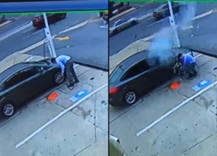 بالفيديو| لحظة انفجار إطار سيارة في وجه سائق بسبب ضغط الهواء
