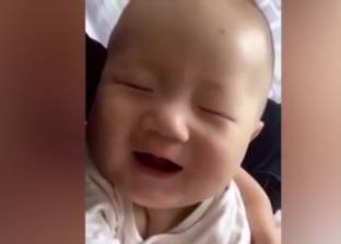 بالفيديو| طفل يضحك بصوت عال وهو "نائم"