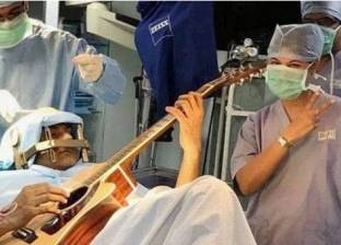 بالفيديو| رجل يعزف على الجيتار وهو يخضع لعملية جراحية في المخ