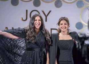 إيمي سمير غانم تبكي بعد تكريم والديها في حفل جوائز صناع الترفيه