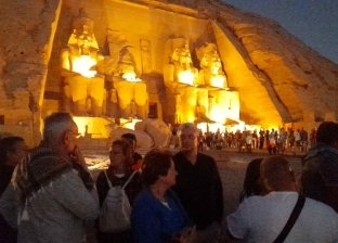 آلاف السياح يصطفون لمشاهدة ظاهرة تعامد الشمس في معبد أبو سمبل بأسوان