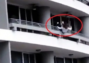 بالفيديو| فتاة تسقط من الطابق الـ27 أثناء التقاطها "سيلفي"