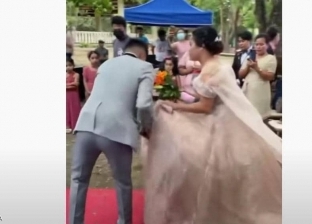 موقف محرج لعروسة في حفل زفافها.. رجل خرج من أسفل فستانها (فيديو)