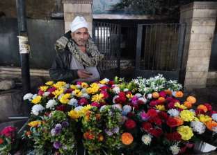«عم جمعة» مريض كبد يبيع الورود بالعتبة للإنفاق على أسرته: «المزهرية بـ20 جنيه»
