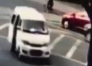 فيديو| نجاة رضيع من الدهس سقط من سيارة على طريق سريع