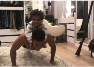 بالفيديو| محمد رمضان يلعب "تمرين الضغط" مع ابنه: الأسرة مفتاح السعادة