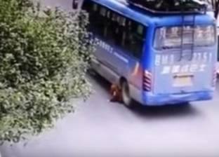 بالفيديو| طفل تدهسه حافلة أمام مدرسته وينهض
