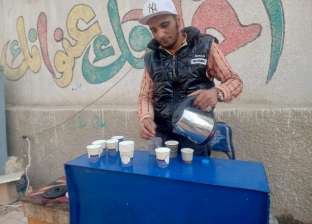 «جابر» ميكانيكي يبيع الشاي والقهوة بطوابير الناخبين: فرصة لزيادة دخلي