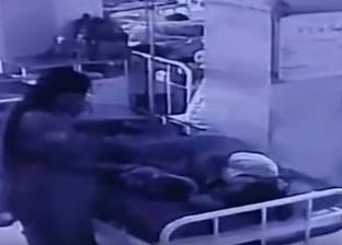 بالفيديو| لحظة خطف سيدة لطفل رضيع من حضن والدته في المستشفى