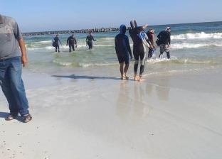 غواصون متطوعون ينجحون في استخراج جثة غريق في شاطئ عجيبة